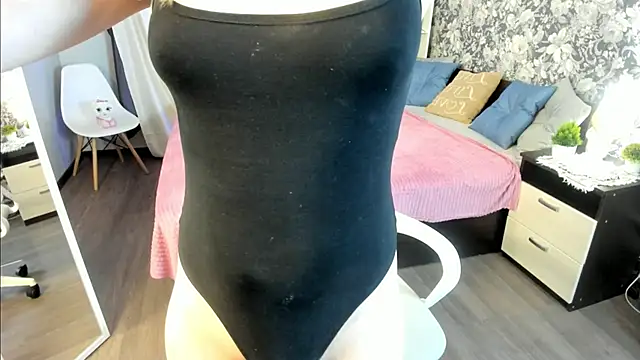 Snapshot of Laila_Blarr chatting on March 27, 2026, 12:06 pm Laila Blarr online show from March 27, 2026, 12:06 pm