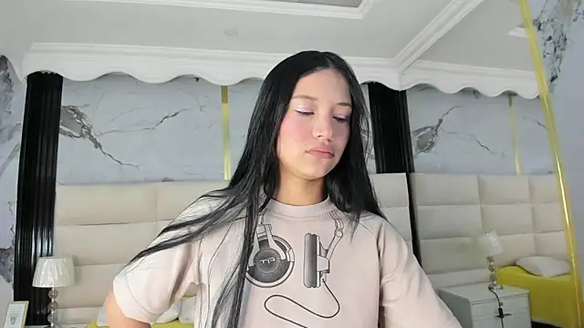 Snapshot of Sophie_Calloway chatting on April 13, 2026, 2:43 pm Sophie Calloway online show from April 13, 2026, 2:43 pm