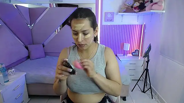 Mia garcia28 online show from November 14, 2025, 7:39 pm