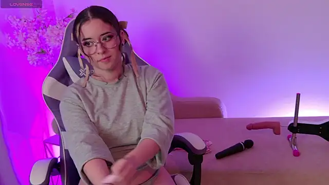 Snapshot of Mia_wee chatting on February 16, 2026, 7:01 pm Mia wee online show from February 16, 2026, 7:01 pm