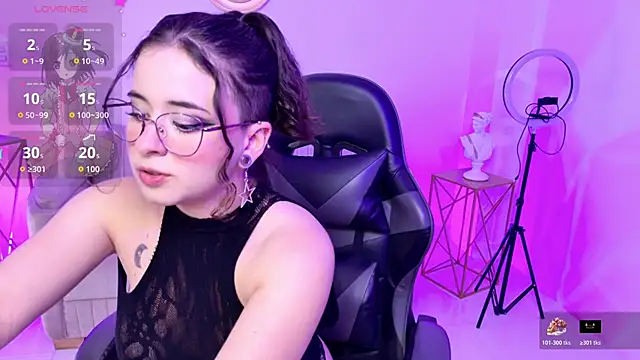 Mia wee online show from October 19, 2025, 6:21 pm