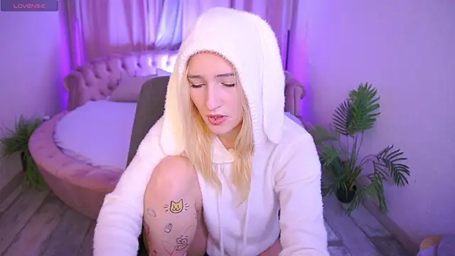 LilElfie online show from November 16, 2025, 9:25 am