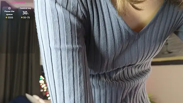 Snapshot of DebiHenks chatting on October 27, 2025, 5:03 pm DebiHenks online show from October 27, 2025, 5:03 pm