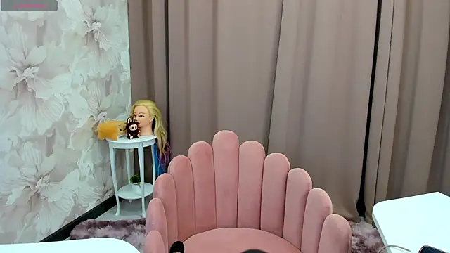 Snapshot of cute_luucy chatting on October 10, 2025, 4:02 am cute luucy online show from October 10, 2025, 4:02 am