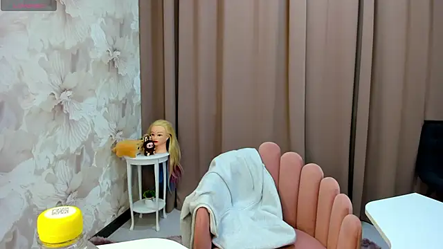 Snapshot of cute_luucy chatting on October 24, 2025, 2:43 am cute luucy online show from October 24, 2025, 2:43 am