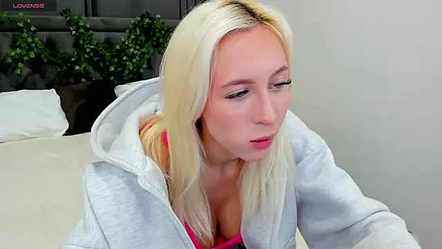 Snapshot of cute_luucy chatting on November 17, 2025, 2:59 am cute luucy online show from November 17, 2025, 2:59 am