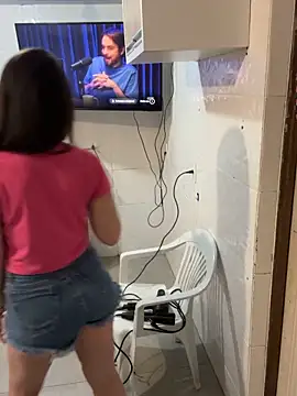 Snapshot of clara2111 chatting on October 23, 2025, 9:35 pm clara2111 online show from October 23, 2025, 9:35 pm