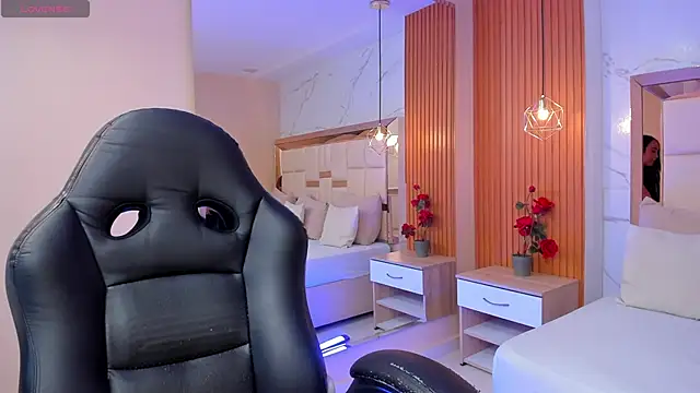 julieta rosee online show from April 7, 2026, 9:38 pm