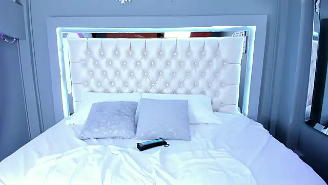 Snapshot of SandyLainer chatting on October 28, 2025, 11:14 pm SandyLainer online show from October 28, 2025, 11:14 pm