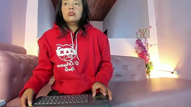 Snapshot of Dulce_Pettit chatting on October 8, 2025, 12:39 pm Dulce Pettit online show from October 8, 2025, 12:39 pm