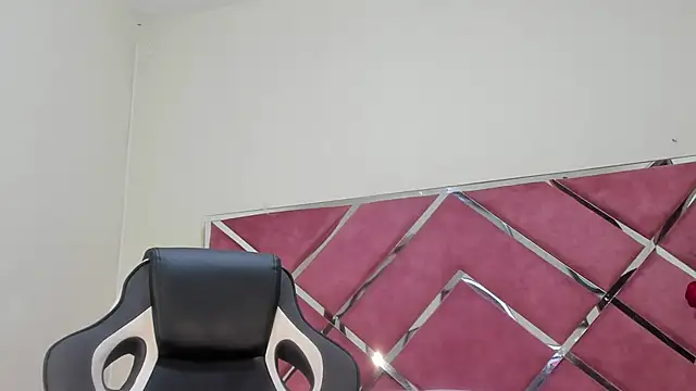 Snapshot of Dulce_Pettit chatting on October 15, 2025, 12:35 pm Dulce Pettit online show from October 15, 2025, 12:35 pm