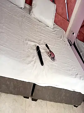 Snapshot of Dulce_Pettit chatting on October 17, 2025, 12:07 pm Dulce Pettit online show from October 17, 2025, 12:07 pm