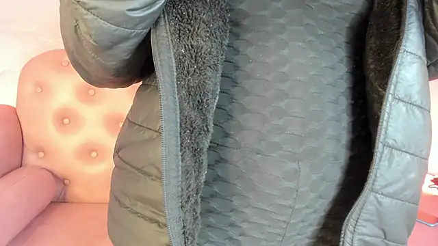 Snapshot of Dulce_Pettit chatting on October 11, 2025, 12:17 pm Dulce Pettit online show from October 11, 2025, 12:17 pm