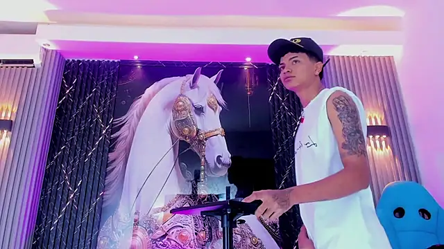 Dominic Max  online show from November 10, 2025, 5:23 am