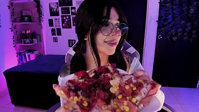 Snapshot of Liz_rogers_x chatting on December 21, 2025, 1:52 am Liz rogers x online show from December 21, 2025, 1:52 am