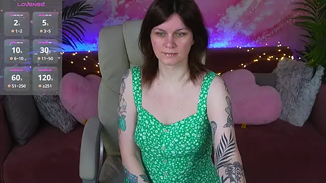 Snapshot of TinaMelt chatting on April 17, 2026, 6:55 pm TinaMelt online show from April 17, 2026, 6:55 pm