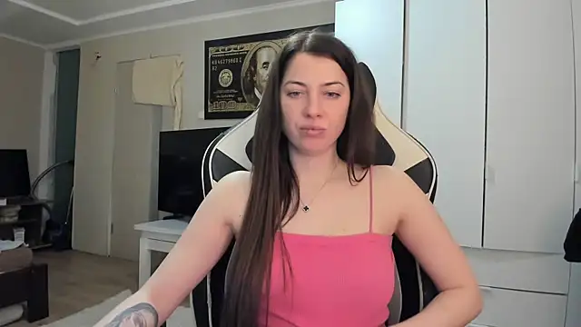 EmiLovsi online show from March 4, 2026, 8:05 pm