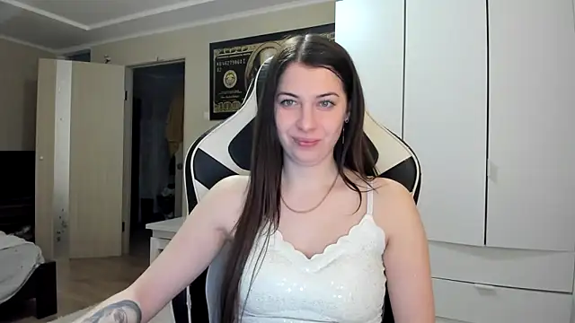 EmiLovsi online show from February 3, 2026, 8:36 pm