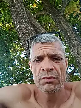 Snapshot of BrenoAvelar chatting on April 24, 2026, 3:47 pm BrenoAvelar online show from April 24, 2026, 3:47 pm