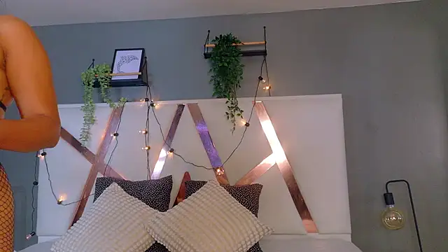 Snapshot of RiriiBrunette__ chatting on February 19, 2026, 7:44 pm RiriiBrunette online show from February 19, 2026, 7:44 pm