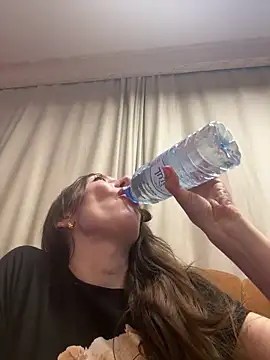 HellaryTourent online show from February 15, 2026, 4:17 pm