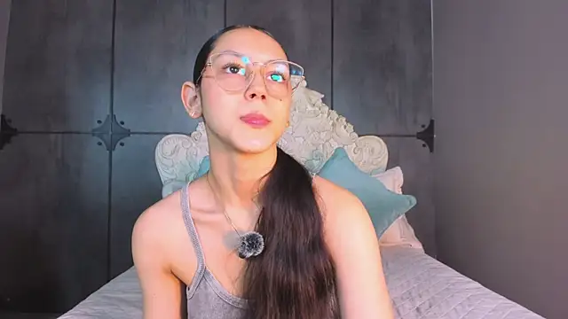 Snapshot of Charlottegray_1 chatting on October 29, 2025, 12:15 pm Charlottegray 1 online show from October 29, 2025, 12:15 pm