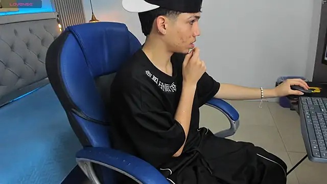 SamBlack  online show from April 9, 2026, 12:44 pm