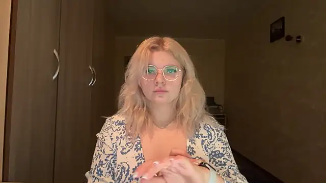 Snapshot of sunshinyflash chatting on November 11, 2025, 5:08 pm sunshinyflash online show from November 11, 2025, 5:08 pm