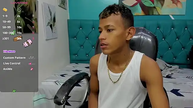 Snapshot of Rory_castro chatting on November 19, 2025, 10:43 pm Rory castro online show from November 19, 2025, 10:43 pm