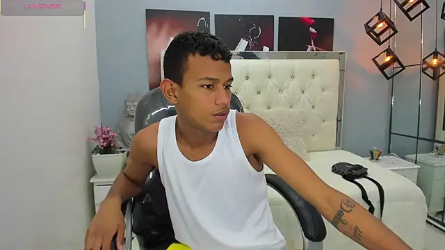 Snapshot of Rory_castro chatting on September 21, 2025, 11:21 pm Rory castro online show from September 21, 2025, 11:21 pm