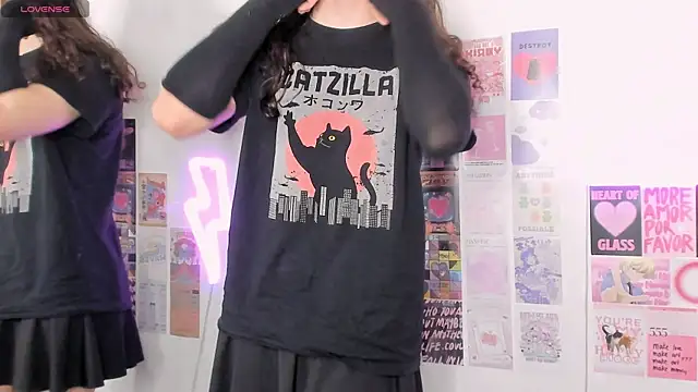 Snapshot of SilverMuse chatting on April 1, 2026, 10:39 pm SilverMuse online show from April 1, 2026, 10:39 pm