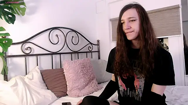 Snapshot of SilverMuse chatting on April 7, 2026, 4:25 am SilverMuse online show from April 7, 2026, 4:25 am