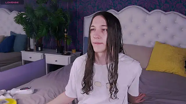 Snapshot of SilverMuse chatting on April 14, 2026, 10:37 pm SilverMuse online show from April 14, 2026, 10:37 pm