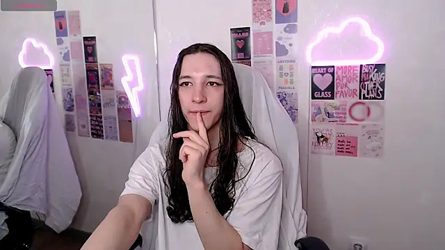 Snapshot of SilverMuse chatting on April 3, 2026, 5:52 pm SilverMuse online show from April 3, 2026, 5:52 pm