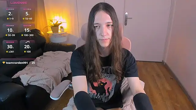 Snapshot of SilverMuse chatting on April 9, 2026, 6:19 am SilverMuse online show from April 9, 2026, 6:19 am