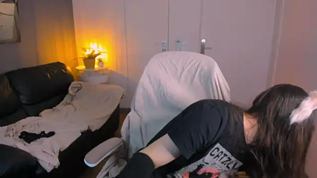 Snapshot of SilverMuse chatting on April 9, 2026, 1:18 am SilverMuse online show from April 9, 2026, 1:18 am