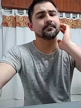 Bradd 32 online show from July 2, 2026, 4:07 am