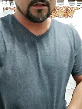 Snapshot of Bradd_32 chatting on November 12, 2025, 2:04 am Bradd 32 online show from November 12, 2025, 2:04 am