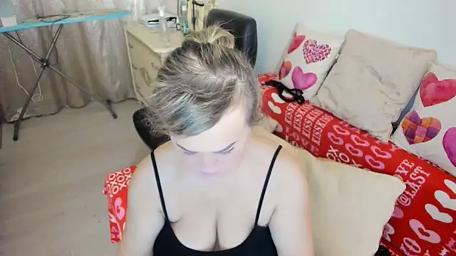 Snapshot of MildMature chatting on February 14, 2026, 1:28 am MildMature online show from February 14, 2026, 1:28 am