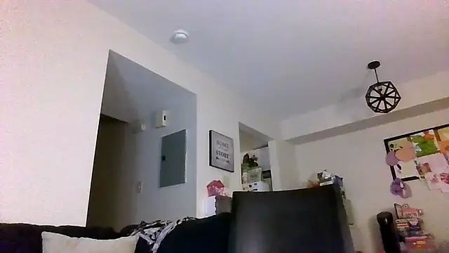 Snapshot of thedevinemama chatting on May 4, 2026, 1:31 am thedevinemama online show from May 4, 2026, 1:31 am
