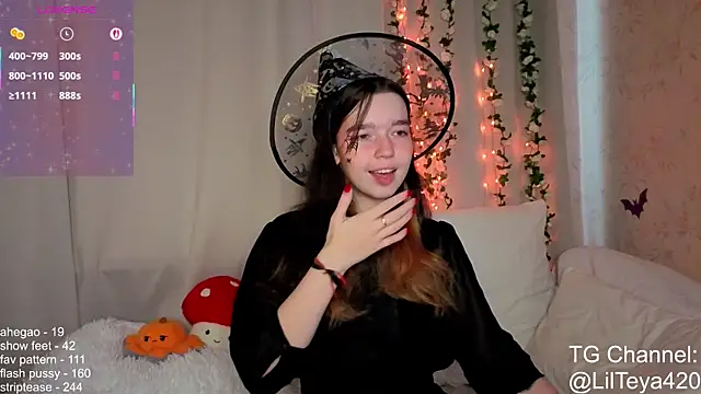 Snapshot of little_Teya chatting on October 15, 2025, 10:23 am little Teya online show from October 15, 2025, 10:23 am