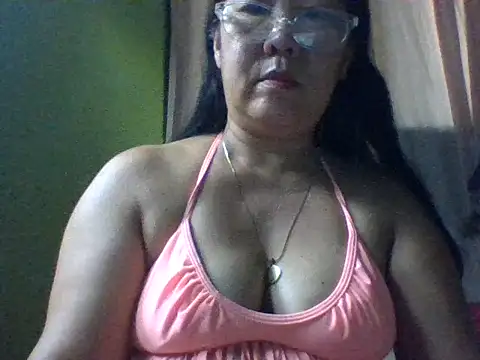 Snapshot of mommasexy29 chatting on September 27, 2025, 10:16 pm mommasexy29 online show from September 27, 2025, 10:16 pm