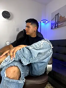 Snapshot of _Juanes chatting on November 21, 2025, 11:37 pm Juanes online show from November 21, 2025, 11:37 pm