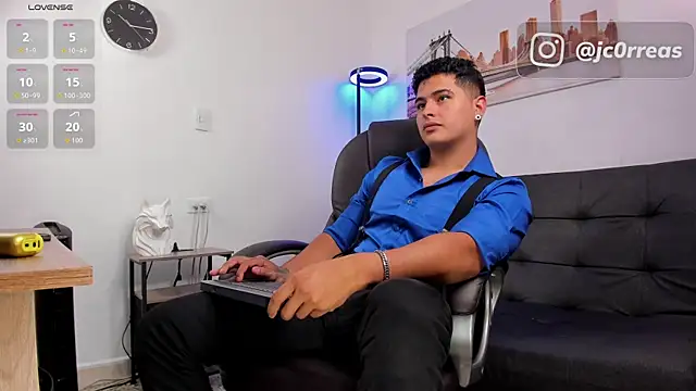 Snapshot of _Juanes chatting on November 4, 2025, 8:34 pm Juanes online show from November 4, 2025, 8:34 pm