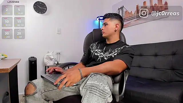 Snapshot of _Juanes chatting on October 27, 2025, 10:11 pm Juanes online show from October 27, 2025, 10:11 pm