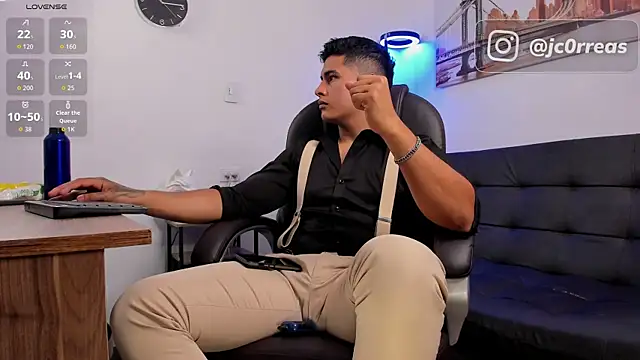 Snapshot of _Juanes chatting on October 22, 2025, 8:08 pm Juanes online show from October 22, 2025, 8:08 pm