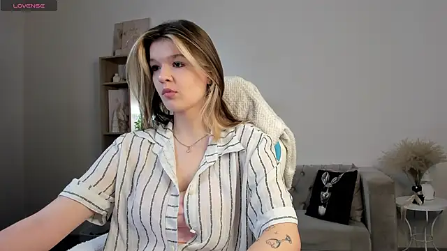 Kati Li online show from November 17, 2025, 10:52 am