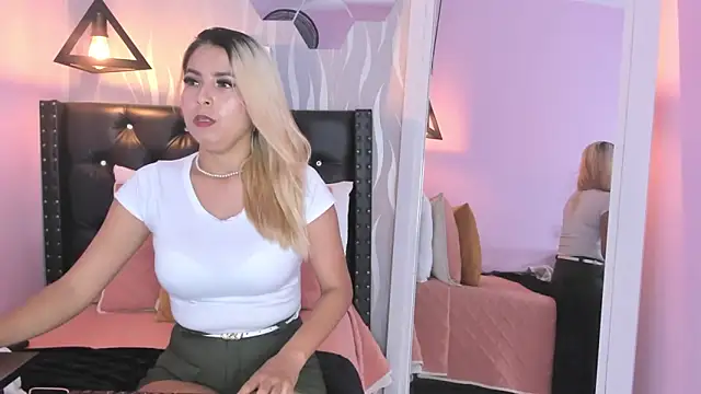 lucia-cute online show from May 27, 2026, 7:21 pm