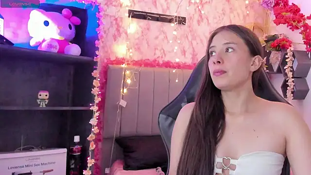 Snapshot of Scarlett21__ chatting on April 15, 2026, 7:18 pm Scarlett21 online show from April 15, 2026, 7:18 pm