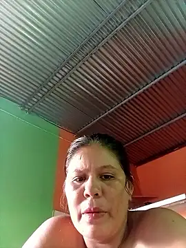 Snapshot of hotmom33 chatting on September 23, 2025, 10:06 pm hotmom33 online show from September 23, 2025, 10:06 pm